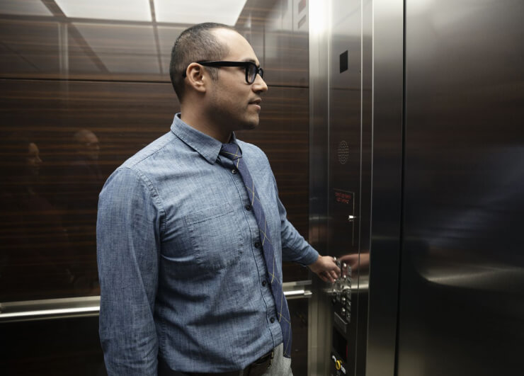 мужчина в лифте